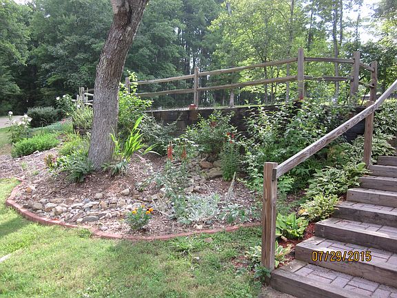 5th image of 813 Mountain Haven Dr