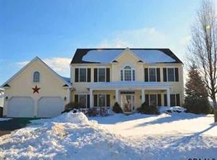 22 Clover Leaf Ln, Glenmont, NY 12077