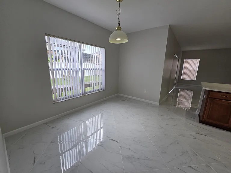 330 Aldershot Ct — Photo 7