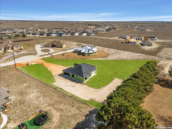 5th image of 314 Honeysuckle Ln
