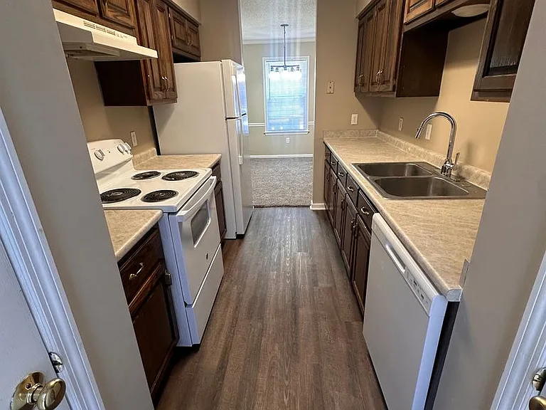 900 Country Club Rd — Photo 5
