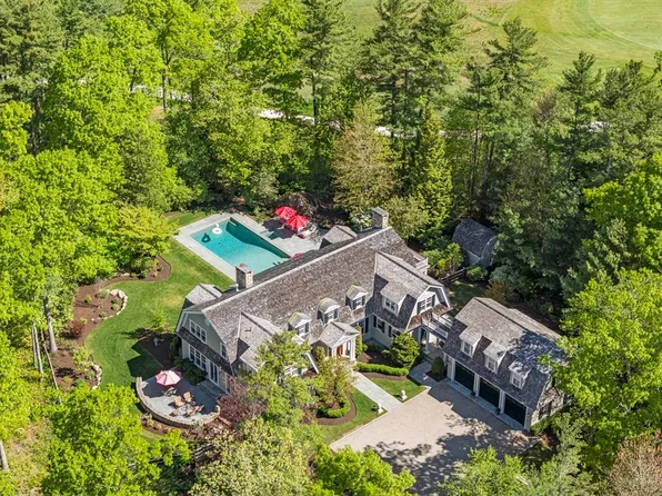 16 Pine Ridge Dr, Mattapoisett, MA 02739