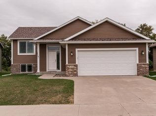 5400 Weatherstone Dr NW, Rochester, MN 55901