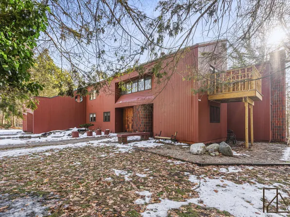 3920 Braeburn Dr, Norton Shores, MI 49441