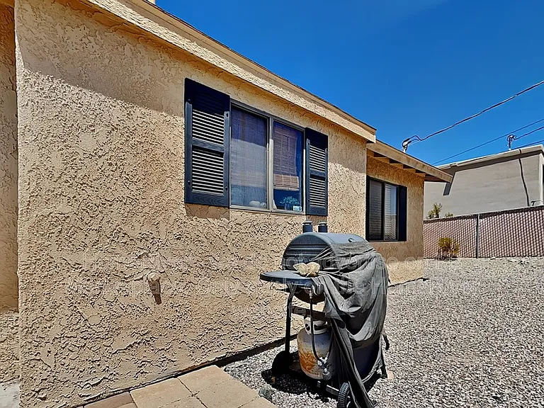 2470 Huntington Dr — Photo 18