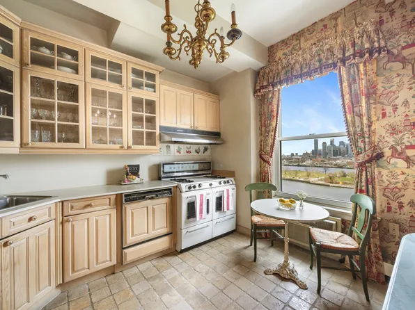 450 East 52nd Street image 6 of 9