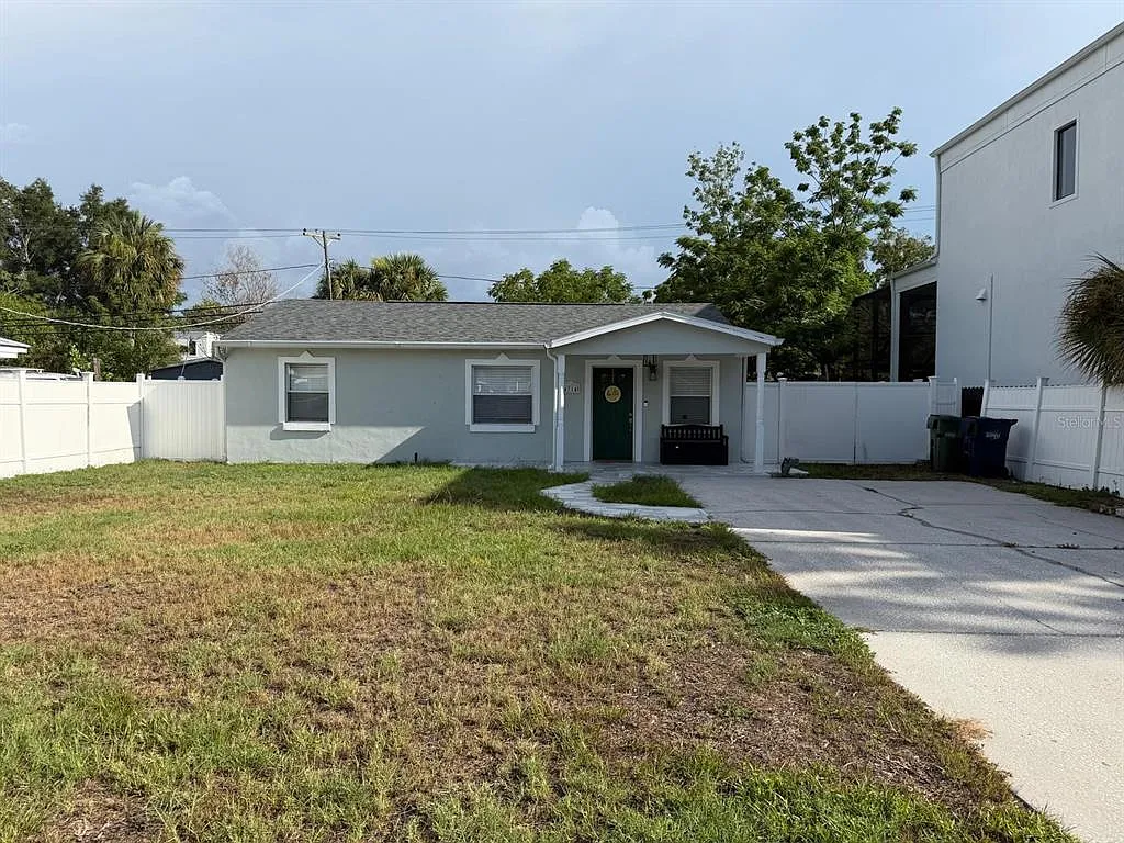 3 bed, 2.0 bath, 1296 sqft, $3,200 — Photo 2