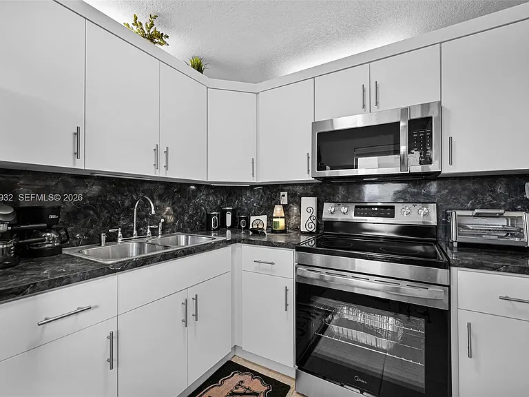 1334 Collins Ave #403 — Photo 11