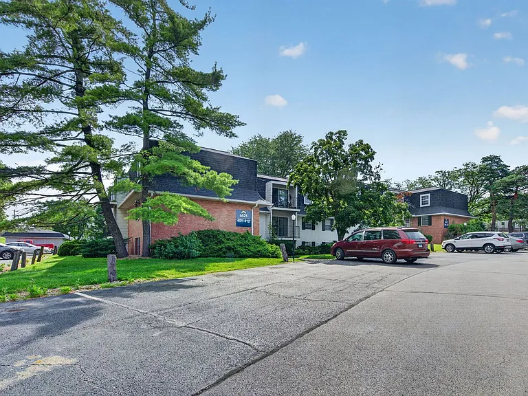 Hollow Hills Apartments — Photo 106