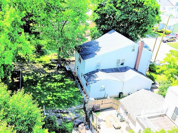 3rd image of 716 Chestnut St