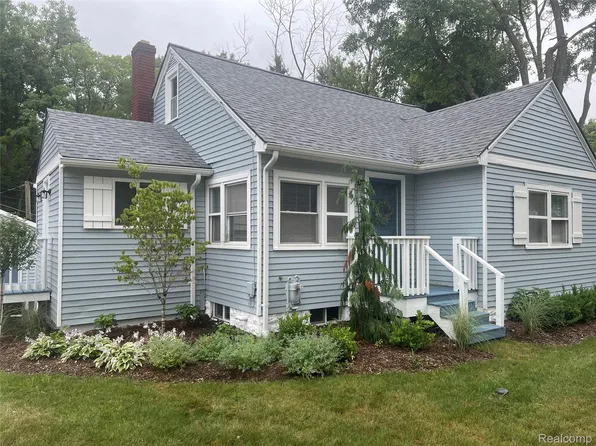 1284 Rochester Rd, Leonard, MI 48367