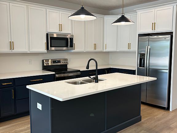 2nd image of 829 Brookwood Cres