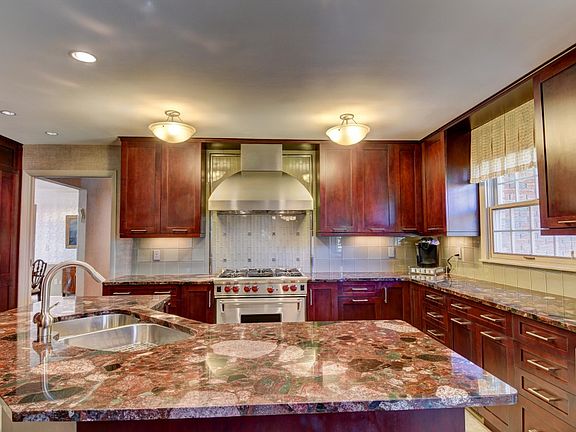 4th image of 35 Fairway Ct