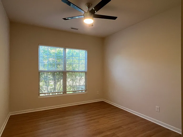 416 Charleville Ct — Photo 16