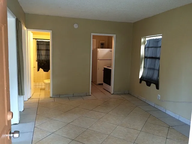 Nice 2-1 house with impact windows — Photo 3