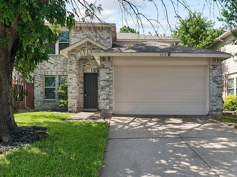 2232 Chestnut Dr — Photo 2