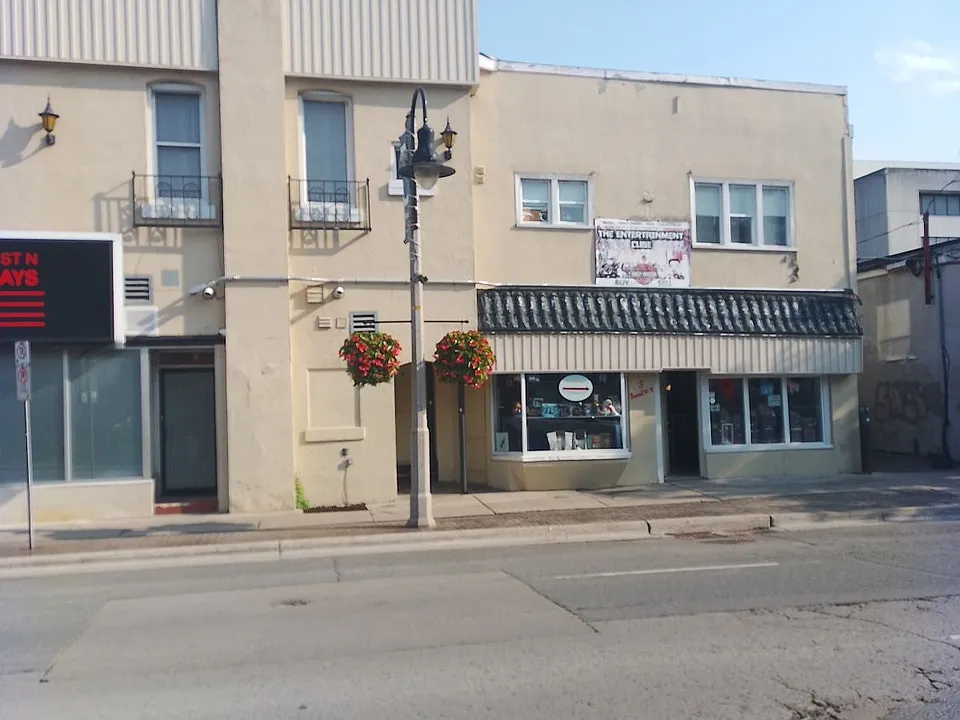 26 Simcoe St N