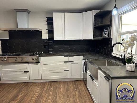 4th image of 8039 SE Berryton Rd