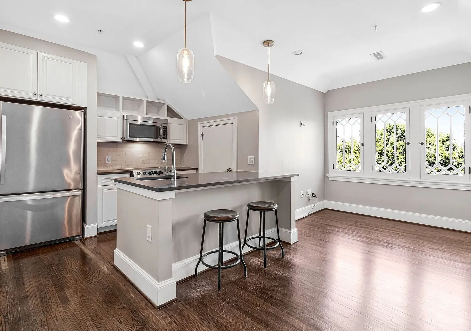 Charming 1BR Top-Floor Condo in Historic Mount Pleasant with Garden & Beautiful Views — Photo 1