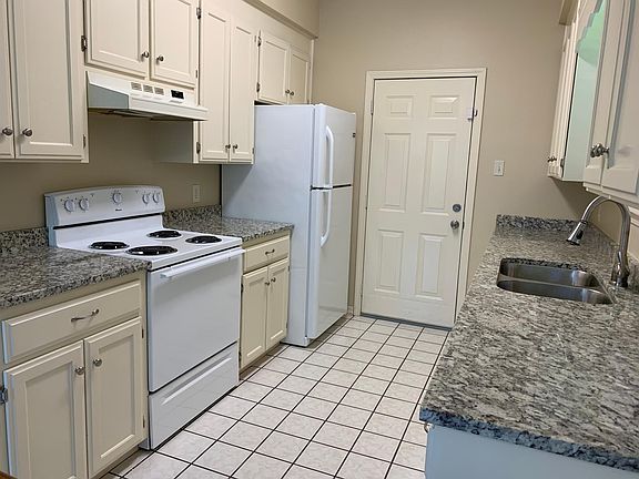 Granite countertops & tiled floor in kitchen