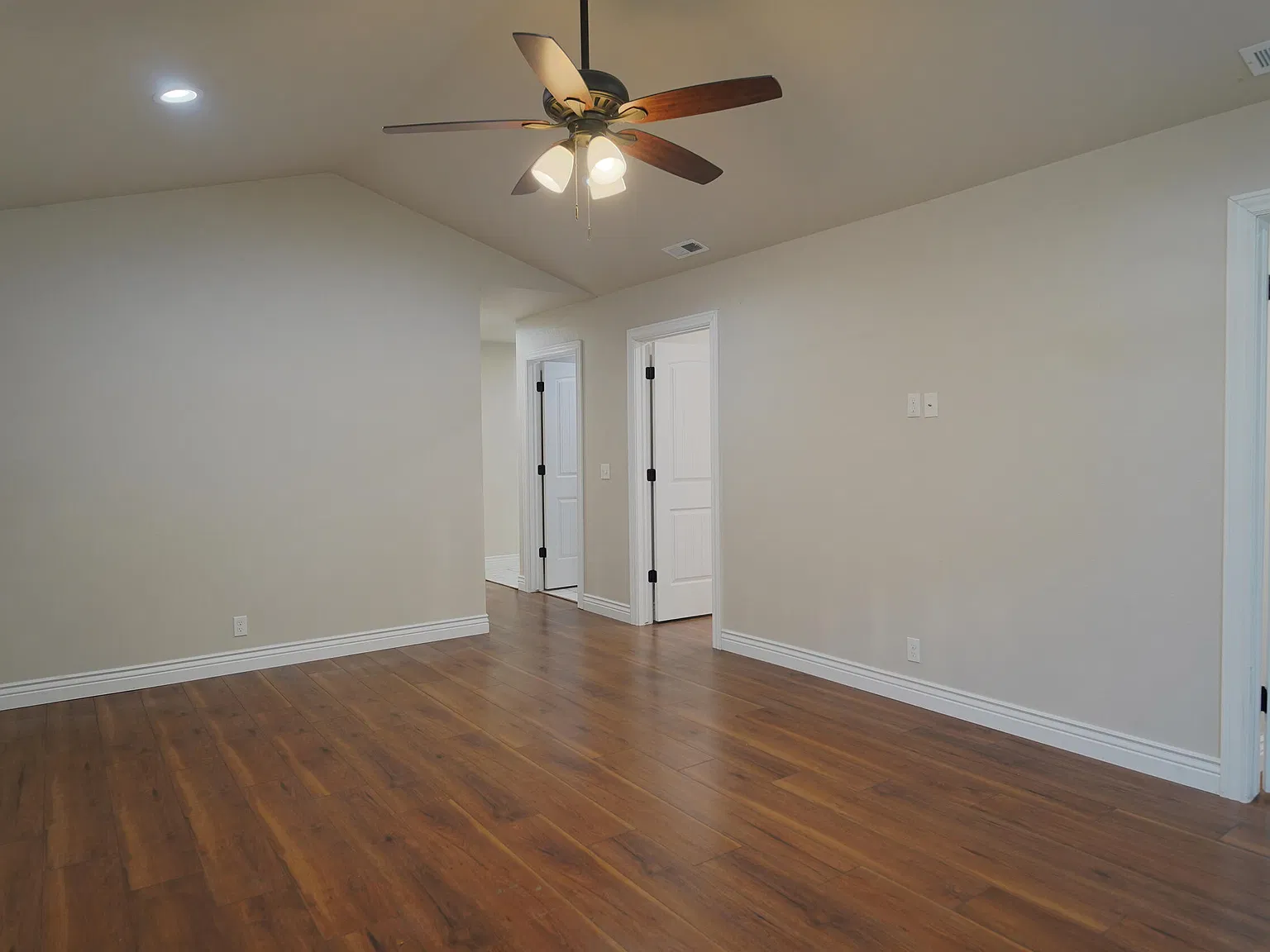 3 bed, 2.0 bath, 1300 sqft, $1,400 — Photo 2