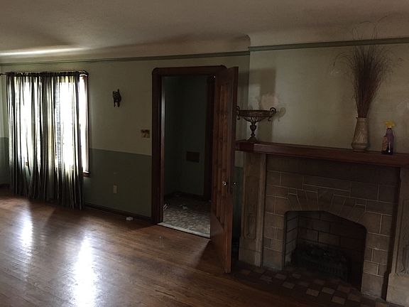 3rd image of 131 E 191st St