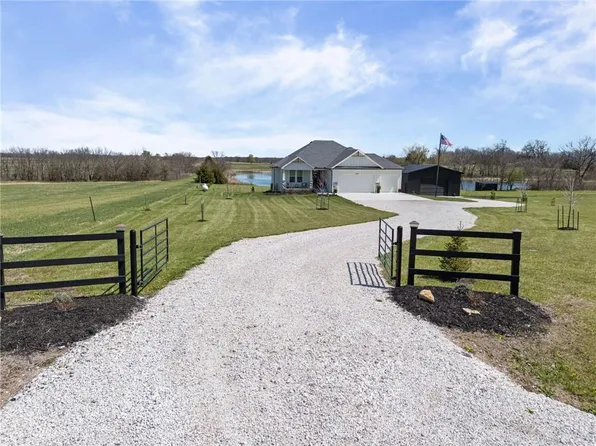 20410 207th St, Tonganoxie, KS 66086