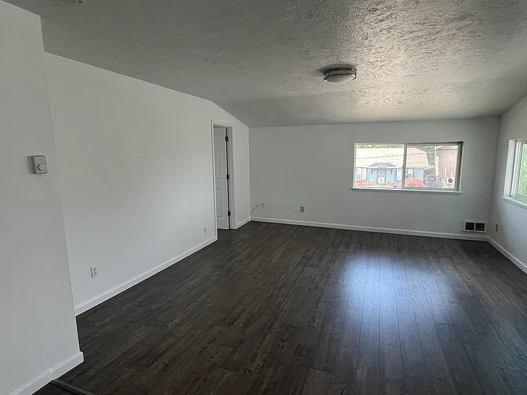 1220 NE 84th Ave — Photo 6