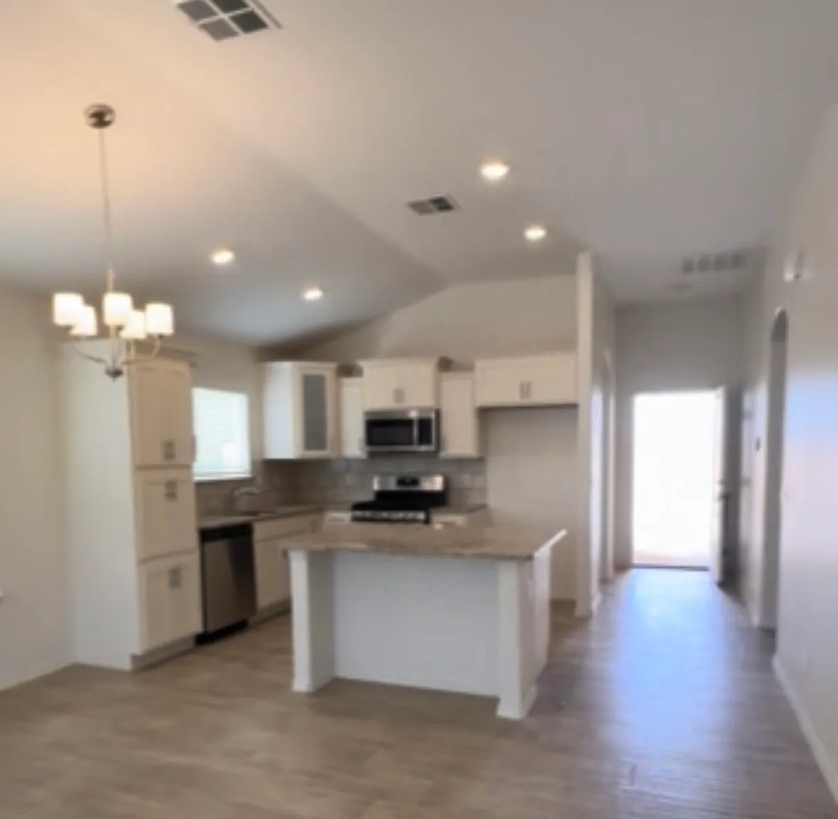 4 bed, 1487 sqft, $2,050 — Photo 4
