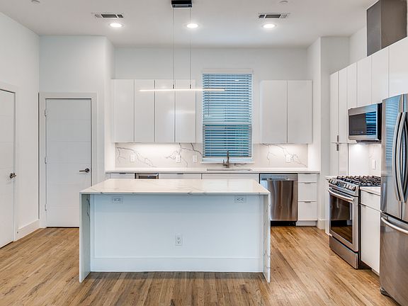 3rd image of 1828 N Garrett Ave #102