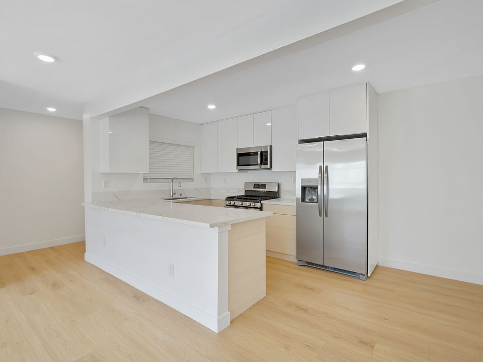 1st image of 1223 N Beachwood Dr #2