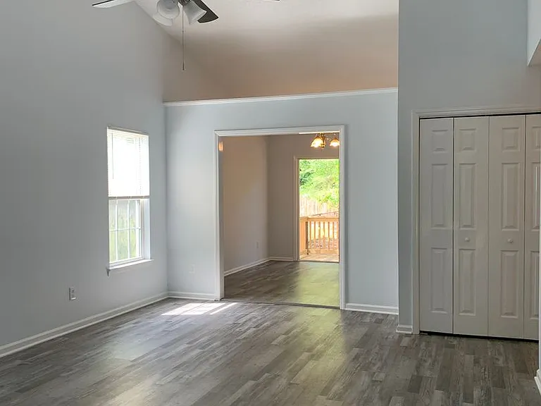 211 Friendly Ln — Photo 4