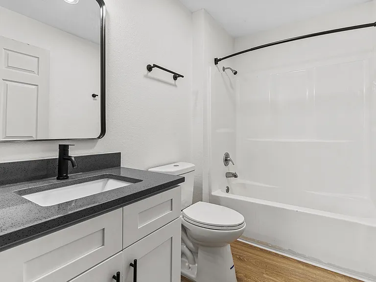 The Raphael - Beautifully Renovated! — Photo 29