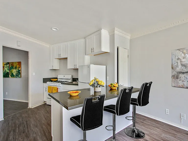 Levering Apartments — Photo 23