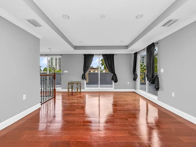 486 SW 5th St — Photo 8