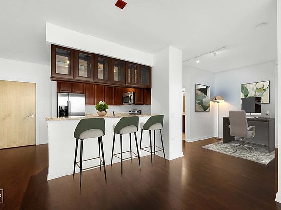 5th image of 1629 S Prairie Ave Unit 1904