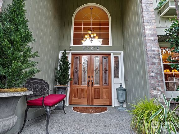 The double mahogany doors lead to the expansive 2 story foyer.>