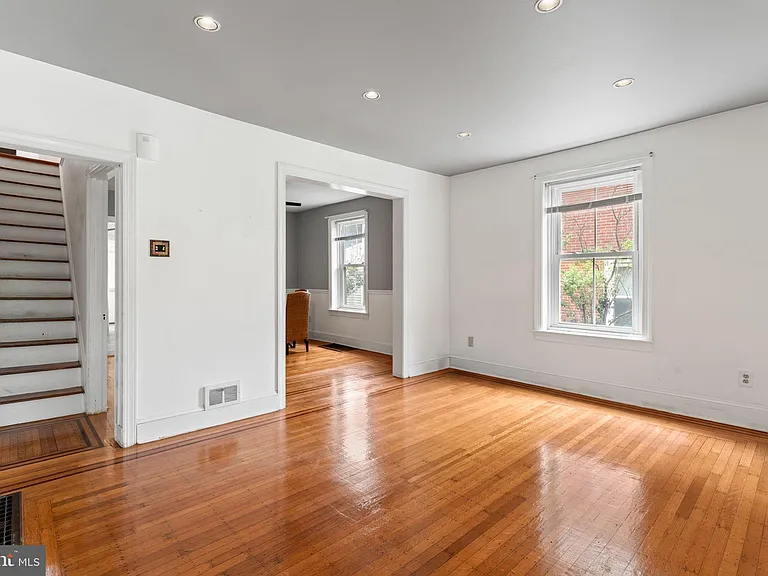 809 Ardmore Ave — Photo 6
