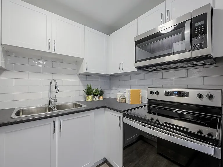 111 Brybeck Cres — Photo 4