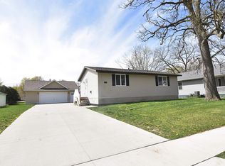 615 3rd St SE, Independence, IA 50644