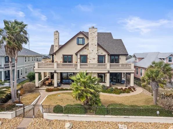 1229 S Water St, Rockport, TX 78382