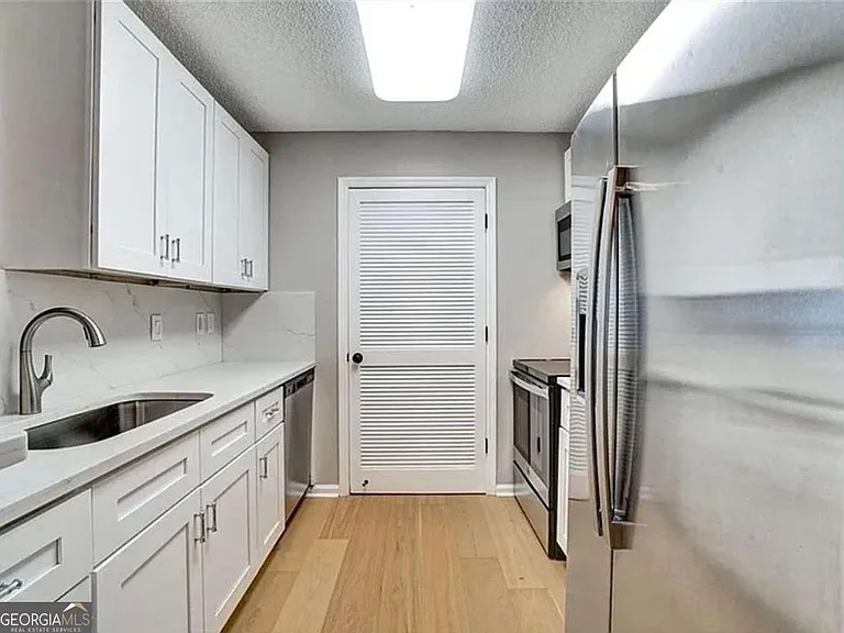 214 Granville Ct — Photo 1