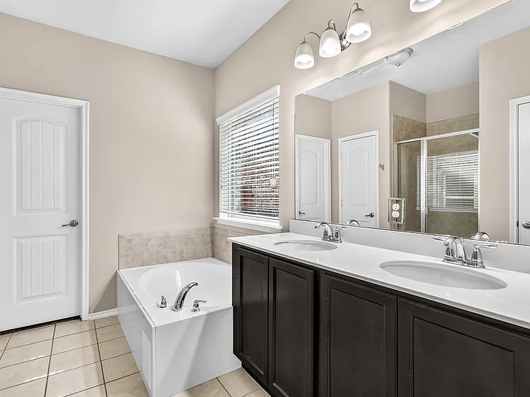 9813 Moccasin Creek Ln — Photo 14