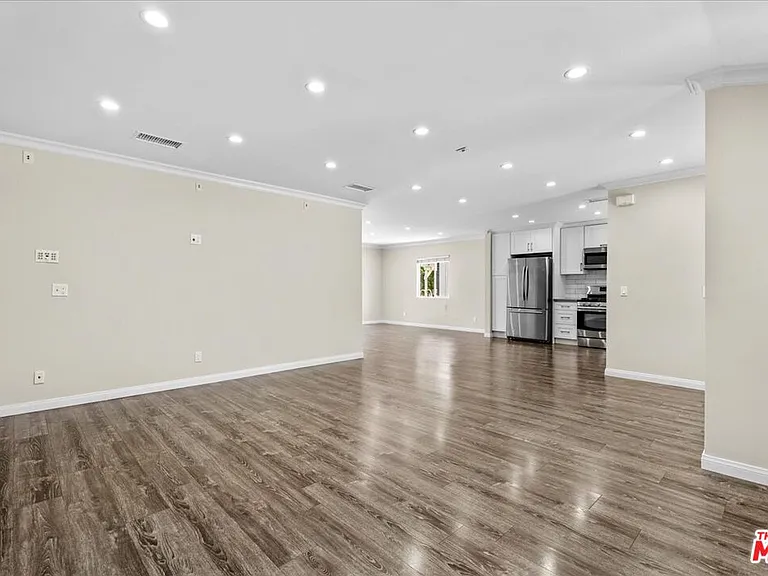 18725 Martha St — Photo 9