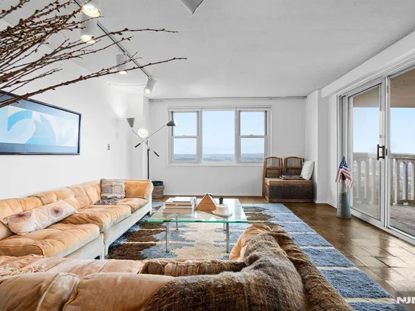555 North Ave APT 22R, Fort Lee, NJ 07024