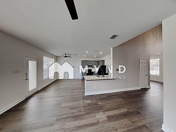 2nd image of 4004 Silver Lake Trl