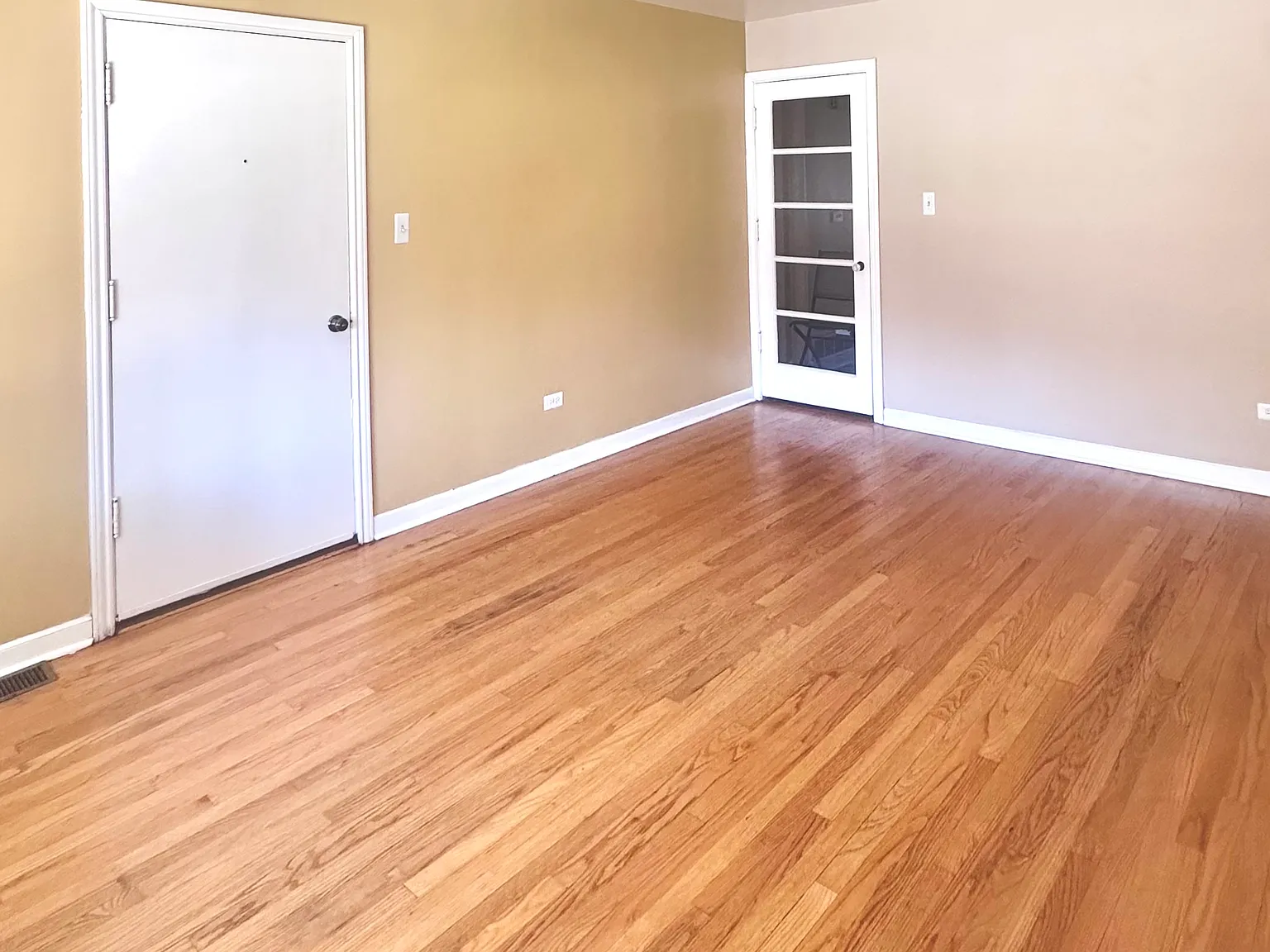 2533 S 57th Ct — Photo 2