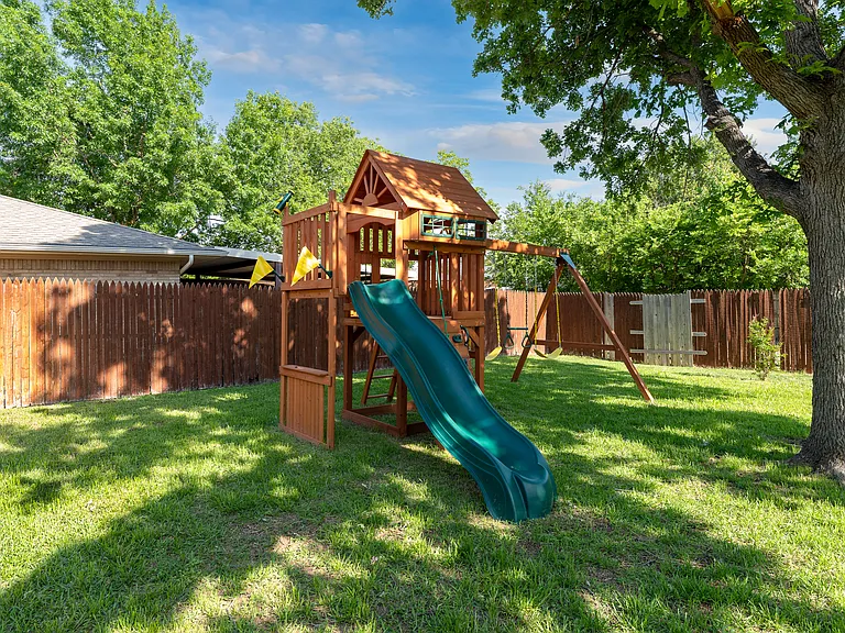 Woodcrest Ln — Photo 23