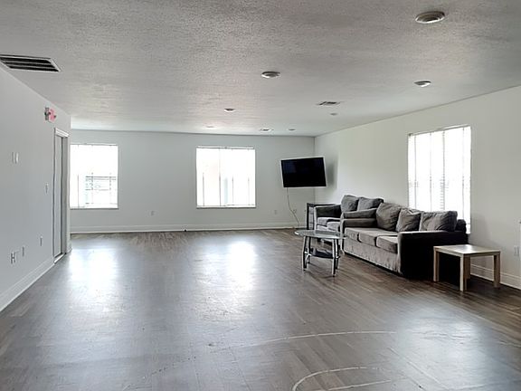 4th image of 908 S Oak St