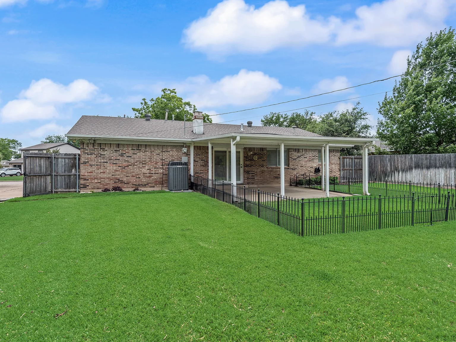 4 bed, 1442 sqft, $2,500 — Photo 4